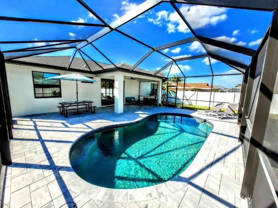 Blue Door Retreat - Luxury Pool Home - Sleeps 8 Кейп-Корал Экстерьер фото
